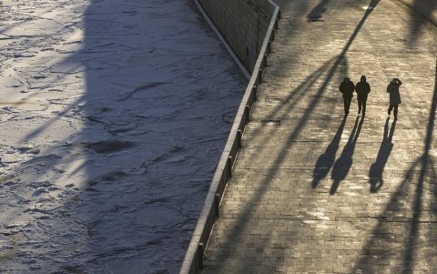 La gente camina por una calle durante el clima frío en Moscú (Rusia), donde se pronostica un clima muy frío con temperaturas de hasta -30 grados.