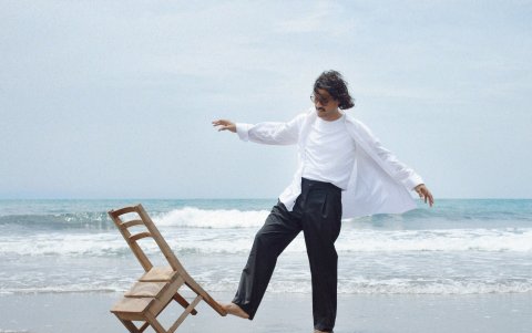 Su mano ha escrito alrededor de 500 canciones.