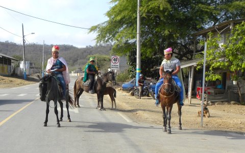 Los Magos del Oriente se desplazan a caballo desde los cerros y son recibidos con gran algarabía