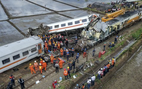 Los rescatistas buscando víctimas entre los restos de los trenes de pasajeros chocados en Cicalengka, Bandung, provincia de Java Occidental, Indonesia, el 5 de enero de 2024.