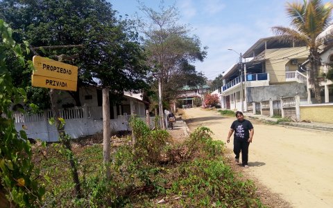 Maleza. En varios solares del sector es evidente la maleza crecida.
