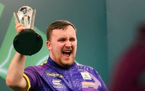Littler con el trofeo del segundo lugar. Aunque no ganó el torneo, sus regalías ya se cuentan por millones de libras esterlinas.