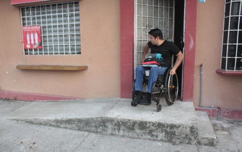 Algunas personas han debido construir sus propias rampas para poder salir de casa.