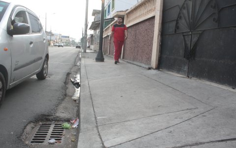 Espacios. En las calles Arturo Serrano y Los Ríos, en el sur, se evidencia una rampa que genera problemas a quienes se movilizan en silla de ruedas, por su mal diseño.