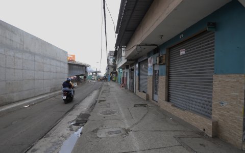 Negocios. En la manzana 1 de Santa Mónica, 21 de 22 locales del sector han cerrado. No hay como estacionarse ni parquear.