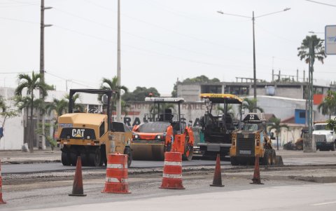 El pasado 4 de enero, maquinaria municipal estaba reparando los carriles centrales de la avenida 25 de Julio, con dirección a Puerto Marítimo.