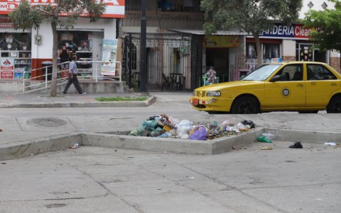 Parqueos. Del lado de la avenida Roberto Serrano, por exigencia de la comunidad, se construyeron estacionamientos debajo del puente que cruza el sitio.