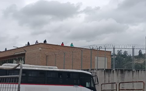 Algunos reos se han posicionado en los techos del centro penitenciario