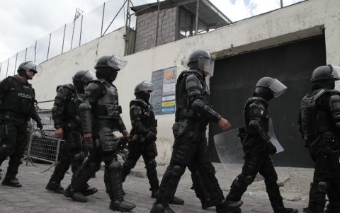 Policías y militares resguardan en las afueras de la cárcel de El Inca por el amontonamiento