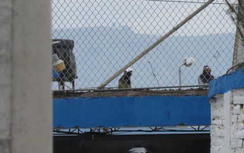 Los reos han subido hasta los techos del centro penitenciario