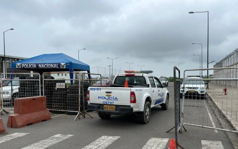 En los exteriores de la cárcel de Machala hay un contingente policial.