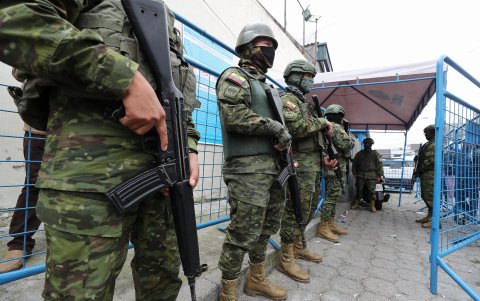 Soldados ecuatorianos prestan guardia en la entrada de la cárcel del Inca tras un amotinamiento de presos hoy, en Quito (Ecuador).