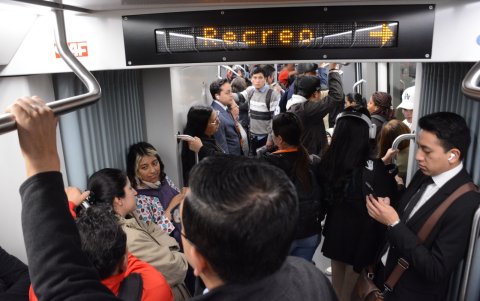 En hora pico las personas prefieren utilizar este sistema por la rapidez y seguridad en el trayecto, mientras que la afluencia de personas en el trole y buses ha disminuido considerablemente.