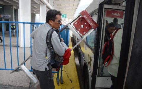 Los usuarios prefieren utilizar el trole por la facilidad de llevar sus herramientas de trabajo