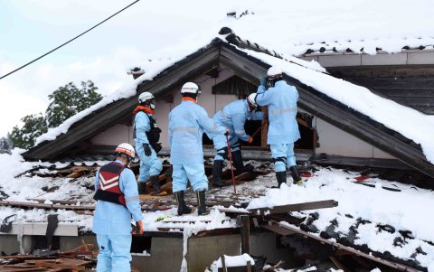 Suzu.- Socorristas intentan ingresar a una vivienda que fue afectada por el terremoto del 1 de enero de 2024,en busca de sobrevivientes.