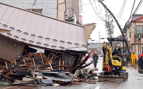 Un trabajador limpia una calle de escombros después de que un poderoso terremoto azotara la región, en Suzu, prefectura de Ishikawa (Japón).