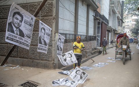 Un trabajador de Dhaka City Corporation retira carteles electorales de la carretera un día después de las elecciones generales del país, en Dhaka, Bangladesh, el 8 de enero de 2024.