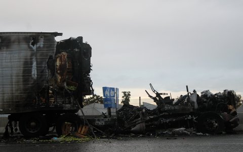 Fotografía de un camión de carga incendiado por presuntos criminales este lunes 8 de enero de 2024, en la ciudad de Celaya, Guanajuato (México).