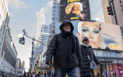 Personas caminan abrigadas por las calles de Nueva York. Nueva York y sus alrededores están en alerta por una tormenta invernal que se espera llegue a la región a partir de este martes por la noche.