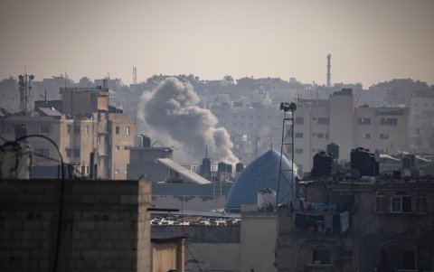 El humo se eleva tras los ataques aéreos israelíes contra Khan Yunis, en el sur de la Franja de Gaza, el 8 de enero de 2024.