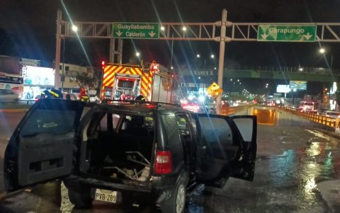 Uno de los vehículos incendiados.