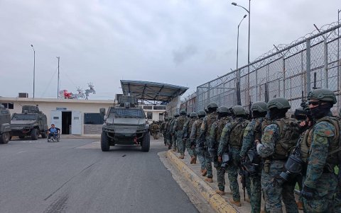Fotografía cedida por las Fuerzas Armadas de Ecuador que muestra a soldados mientras realizan un operativo tras un motín en la Cárcel Regional del Litoral, en Guayaquil (Ecuador).