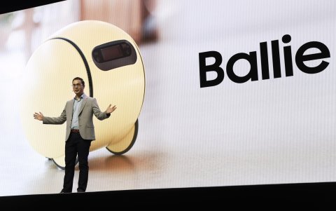 Jonathan Gabrio de Samsung presenta una nueva versión actualizada de 'Ballie', un proyector equipado con inteligencia artificial y un asistente doméstico