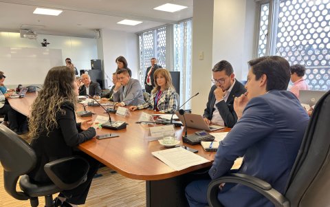 La Comisión de Derecho al Trabajo pidió informes y comparecencias de representantes de diversas entidades.