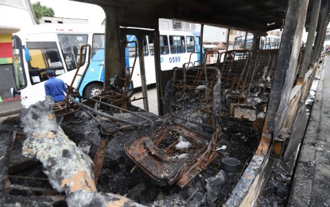 Restos del bus incendiado en la isla Trinitaria.