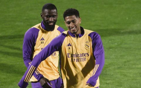 El centrocampista inglés del Real Madrid Jude Bellingham (d).