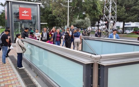 En las estaciones del Metro de Quito se reportan largas filas.
