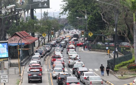 La avenida Carlos Julio Arosemena fue una de las tantas congestionadas el 9 de enero.