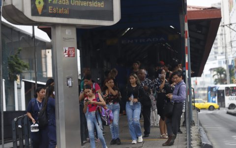 Sistema. Las paradas de la metrovía también se vieron congestionadas, en muchas de las cuales la ciudadanía no pudo ingresar.