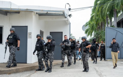 El 9 de enero de 2024, un grupo de criminales secuestraron en vivo al personal de los medios incautados.