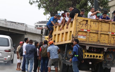 Taxis. El taxismo amarillo e informal también rebasó su capacidad ante la demanda de pasajeros; por tal razón decenas de ciudadanos vieron movilizarse a través de distintos medios.