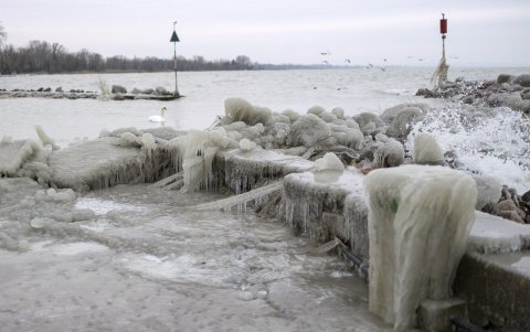 El hielo cubre las rocas a orillas del lago Balaton en Fonyod, Hungría, el 9 de enero de 2024