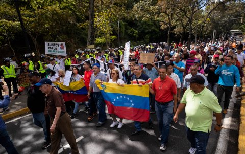 Cientos de trabajadores públicos protestaron este martes en Caracas y en buena parte de Venezuela contra los 