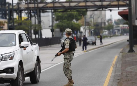 Frente a la situación, militares tomaron el control de las calles, especialmente en zonas estratégicas como el aeropuerto.