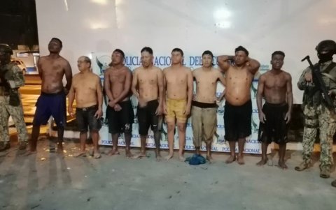 Ocho sujetos fueron detenidos tras allanamientos, acusados de secuestrar a tres policías en Puerto Bolívar.