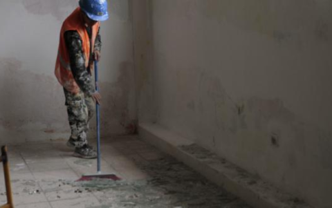 Trabajadores limpian los vidrios que reventaron tras la explosión en la Martha Bucaram