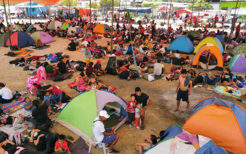 Tapanatepec. El grupo de migrantes que conforman la caravana descansan en un campamento improvisado.