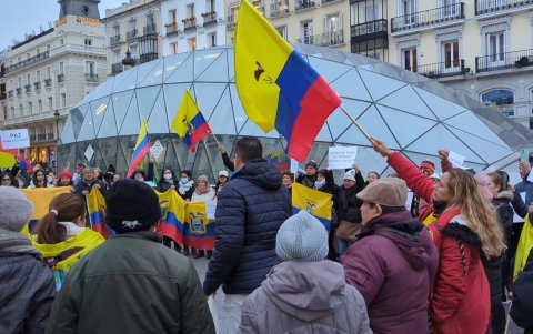 Los ecuatorianos corearon consignas por la paz en su país y agradecieron la solidaridad de España.