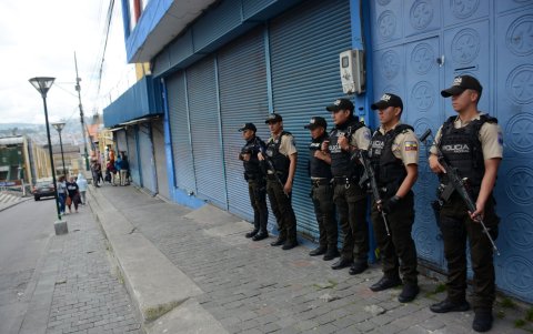 Policías custodiaban los almacenes que están ubicados en el Centro Histórico y realizaron recorridos para mantener el orden.