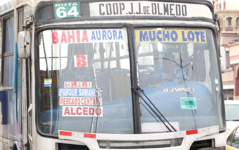 Buses. En prácticamente todas las unidades, los autobuses se desplazaron con asientos vacíos. No se reportaron las históricas aglomeraciones.