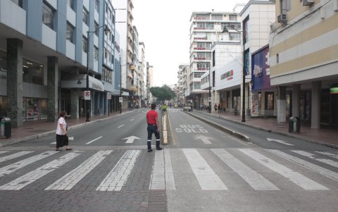 Las calles del centro permanecieron vacías, sin gente ni tráfico.