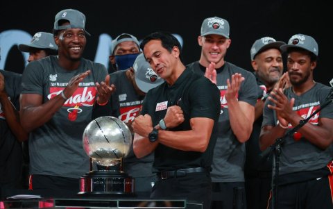 Spoelstra es el primer asiático-estadounidense en ganar títulos como técnico (2012-2013).