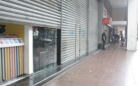 Centro.- Los pocos locales que atendieron tenían una sola puerta semiabierta.