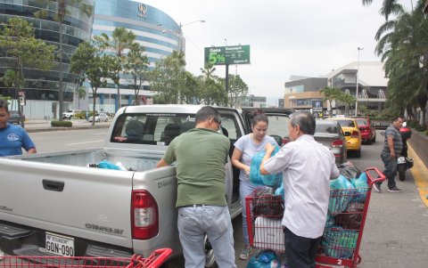 Supermercados. Pocas personas salieron a abastecerse de alimentos.