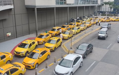 Mall. La larga fila de taxis muestra la falta de usuarios, había pocos clientes en el centro comercial ubicado en el norte de Guayaquil.
