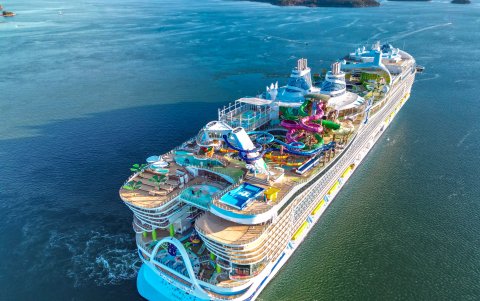 Se observa detalles del crucero 'Icon of the seas' durante sus últimas pruebas en Turku (Finlandia).